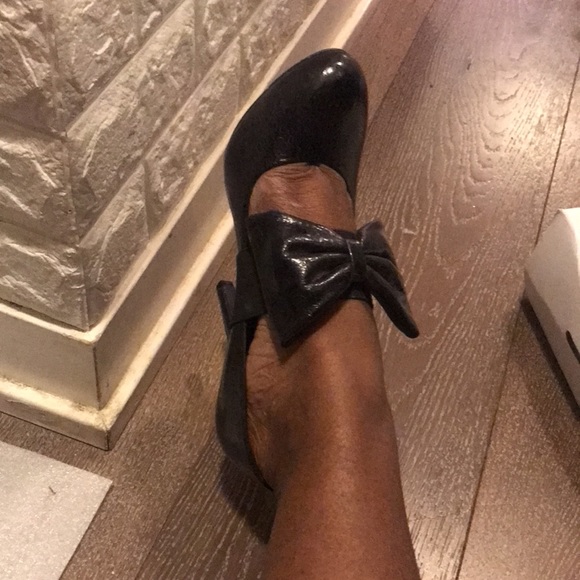 Unworn Black crackle vegan leather with Bow - Picture 3 of 4